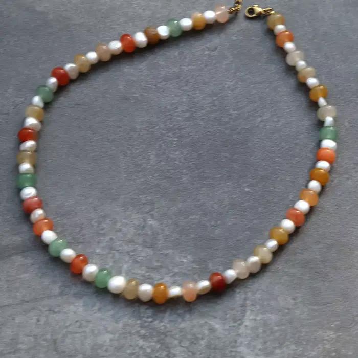 Collier élégant de style bohème en perles d'eau douce naturelles avec des perles de pierre de frisbe