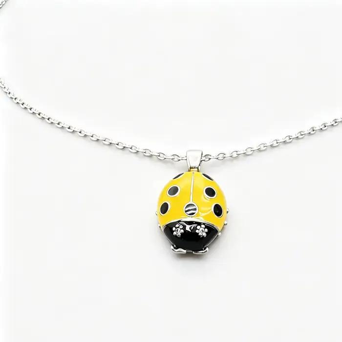 Collier Coccinelle Artistique en Émail Rouge, Bijou Insecte Unique pour Femme, Idéal pour Tenues Quo
