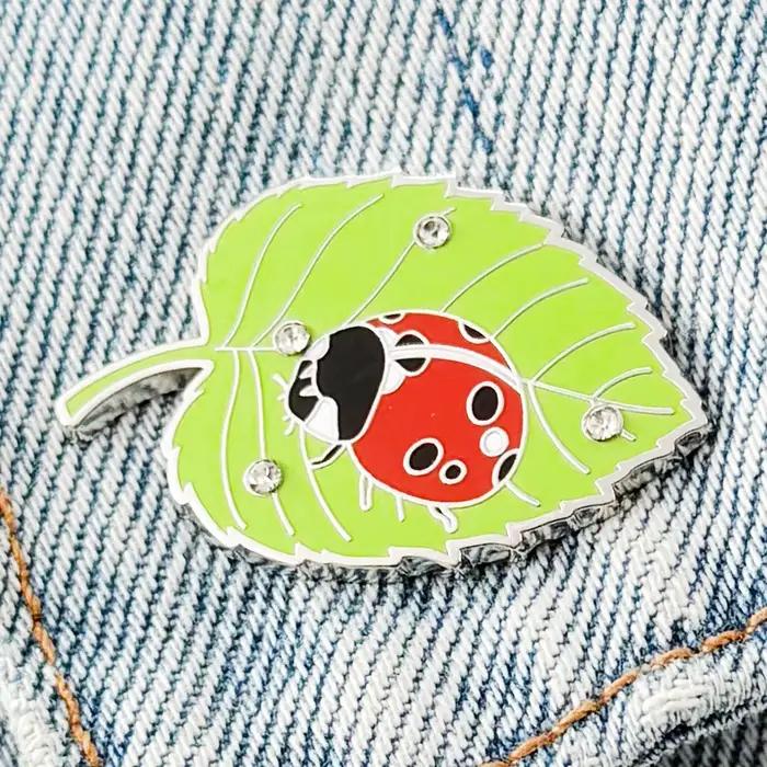 Épinglette Coccinelle sur Feuille Verte en Émail, Badge Goutte de Cristal Exquis, Bijou Animalier Naturel Adorable, Décoration Amusante pour Sac à Dos