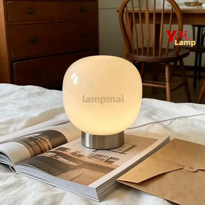 Lampe de table en verre de Murano en forme de champignon avec base noire, lampe de chevet minimaliste Bauhaus, lumière décorative pour chambre à coucher, dortoir et salon