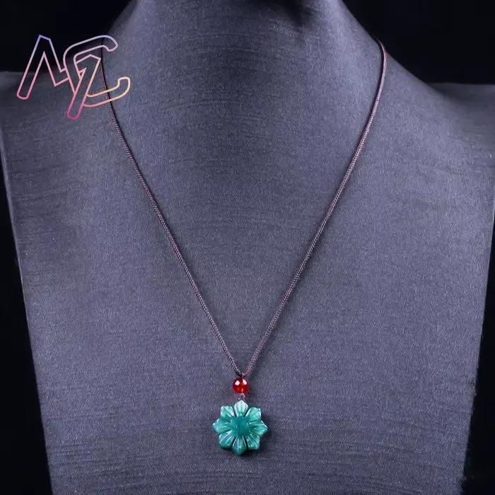 Collier pendentif flocon de neige en jadéite naturelle du Myanmar
