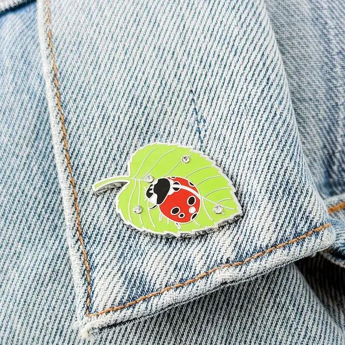 Épinglette Coccinelle sur Feuille Verte en Émail, Badge Goutte de Cristal Exquis, Bijou Animalier Naturel Adorable, Décoration Amusante pour Sac à Dos