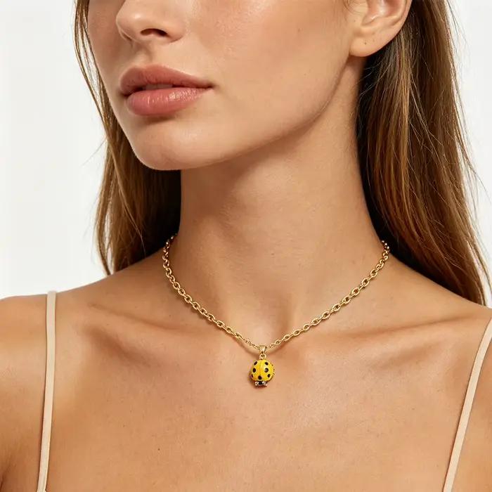 Collier Coccinelle Artistique en Émail Rouge, Bijou Insecte Unique pour Femme, Idéal pour Tenues Quotidiennes Décontractées, Événements Artistiques, Vacances à la Plage et Voyages
