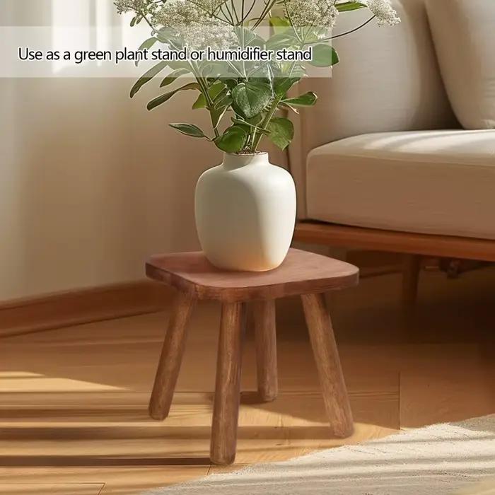 Petit tabouret en bois, bien équilibré, avec une finition en noyer foncé naturel, design simple, adapté à la maison, au bureau ou pour l'exposition de plantes.