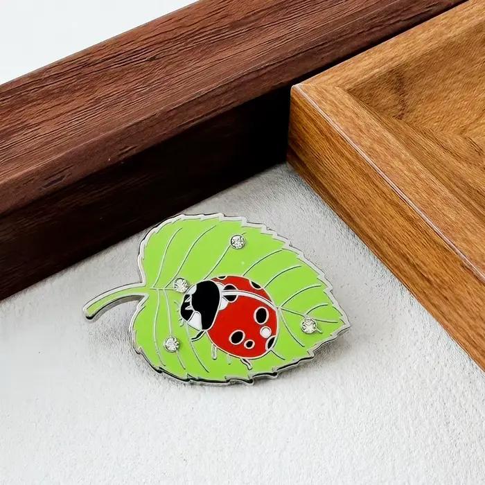 Épinglette Coccinelle sur Feuille Verte en Émail, Badge Goutte de Cristal Exquis, Bijou Animalier Naturel Adorable, Décoration Amusante pour Sac à Dos