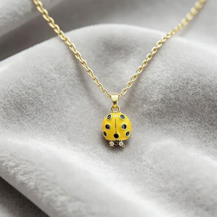 Collier Coccinelle Artistique en Émail Rouge, Bijou Insecte Unique pour Femme, Idéal pour Tenues Quotidiennes Décontractées, Événements Artistiques, Vacances à la Plage et Voyages
