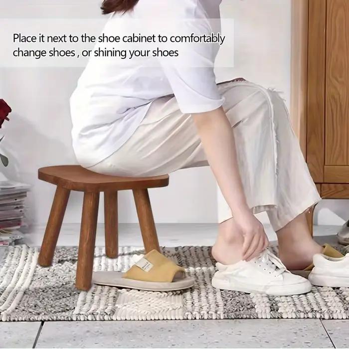 Petit tabouret en bois, bien équilibré, avec une finition en noyer foncé naturel, design simple, adapté à la maison, au bureau ou pour l'exposition de plantes.