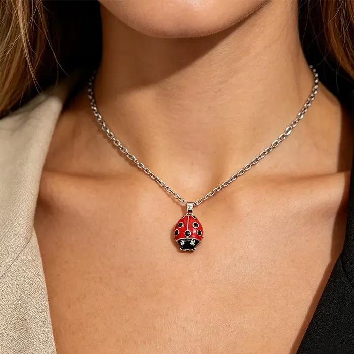 Collier Coccinelle Artistique en Émail Rouge, Bijou Insecte Unique pour Femme, Idéal pour Tenues Quotidiennes Décontractées, Événements Artistiques, Vacances à la Plage et Voyages
