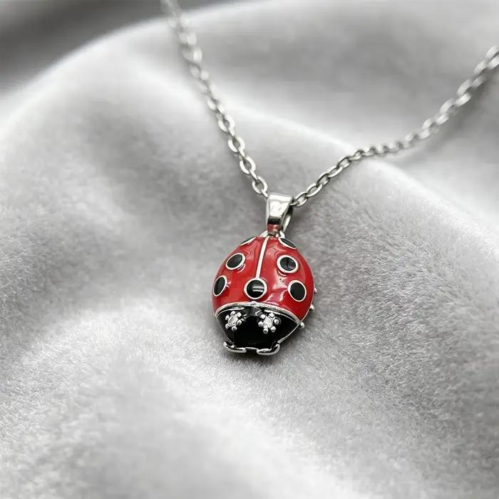 Collier Coccinelle Artistique en Émail Rouge, Bijou Insecte Unique pour Femme, Idéal pour Tenues Quotidiennes Décontractées, Événements Artistiques, Vacances à la Plage et Voyages