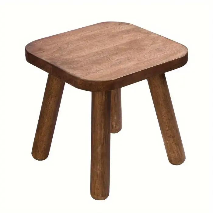 Petit tabouret en bois, bien équilibré, avec une finition en noyer foncé naturel, design simple, adapté à la maison, au bureau ou pour l'exposition de plantes.