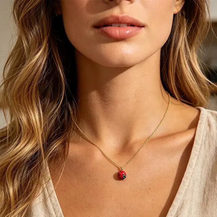 Collier Coccinelle Artistique en Émail Rouge, Bijou Insecte Unique pour Femme, Idéal pour Tenues Quotidiennes Décontractées, Événements Artistiques, Vacances à la Plage et Voyages