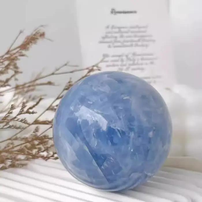 Boule de cristal céleste naturelle, soigneusement polie à la main, Surface lisse, il y a trois couleurs différentes aléatoires, décoration de la maison