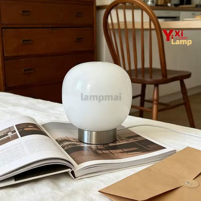 Lampe de table en verre de Murano en forme de champignon avec base noire, lampe de chevet minimaliste Bauhaus, lumière décorative pour chambre à coucher, dortoir et salon