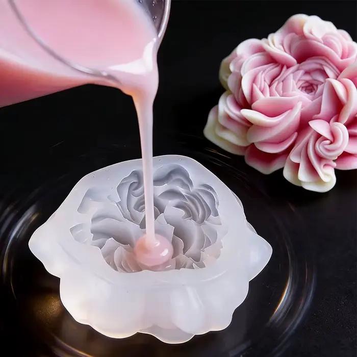 Un magnifique moule à bougie en silicone à motif floral