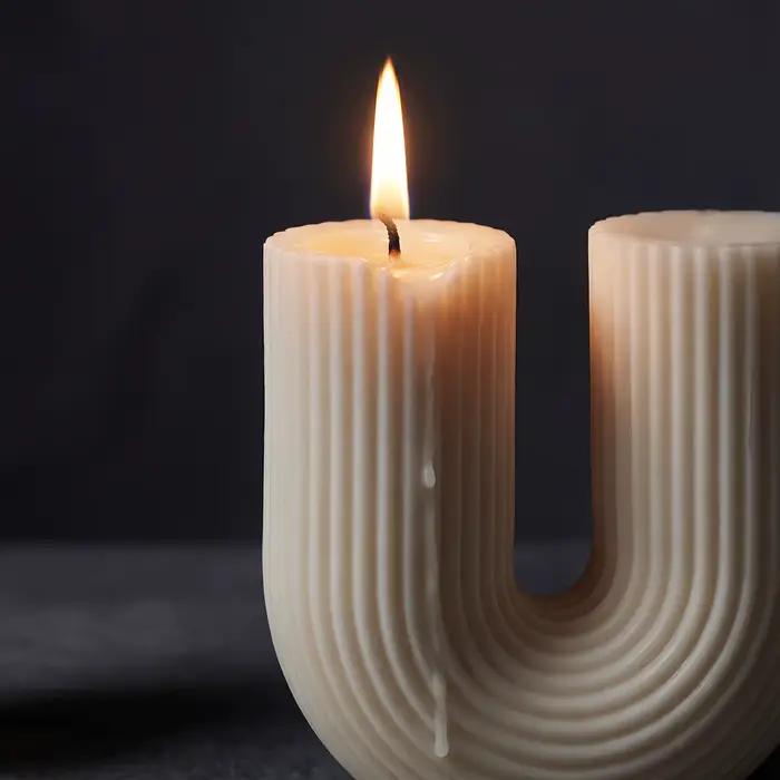 2 bougies piliers sculpturales minimalistes