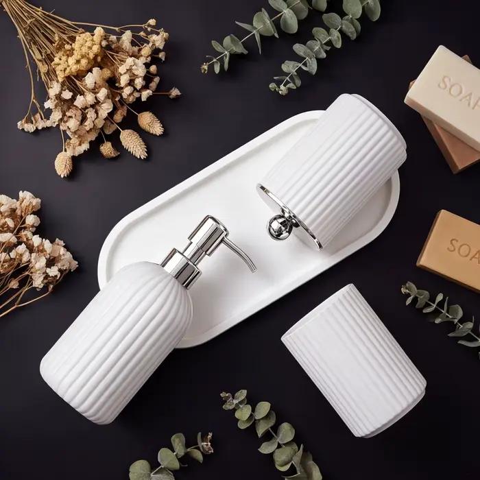 Ensemble d'accessoires de salle de bain mats, organisateur de style farmhouse avec distributeur de savon, pot à coton-tiges, porte-brosse à dents et plateau pour lavabo