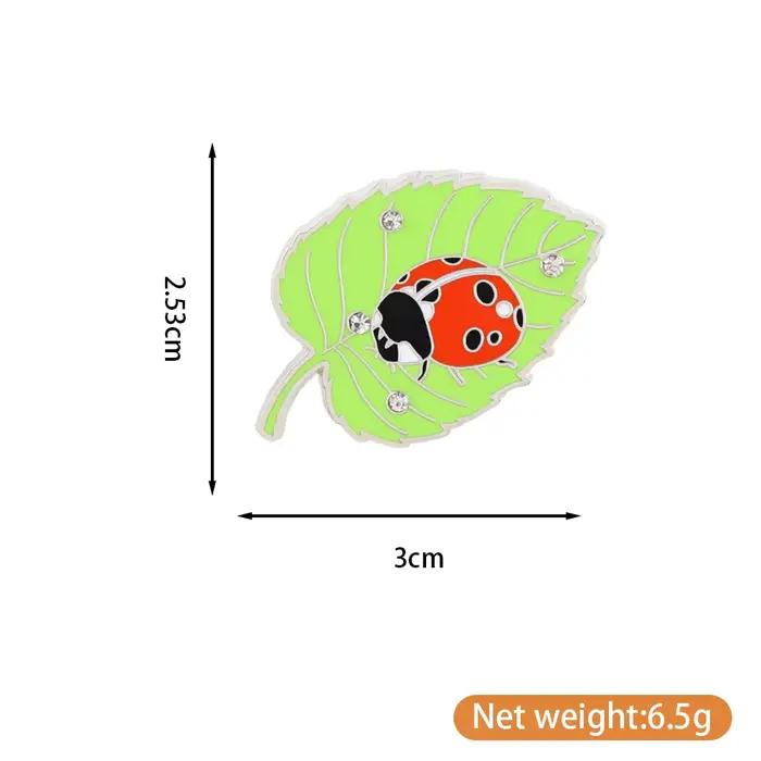 Épinglette Coccinelle sur Feuille Verte en Émail, Badge Goutte de Cristal Exquis, Bijou Animalier Naturel Adorable, Décoration Amusante pour Sac à Dos