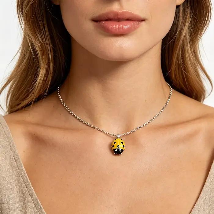 Collier Coccinelle Artistique en Émail Rouge, Bijou Insecte Unique pour Femme, Idéal pour Tenues Quotidiennes Décontractées, Événements Artistiques, Vacances à la Plage et Voyages