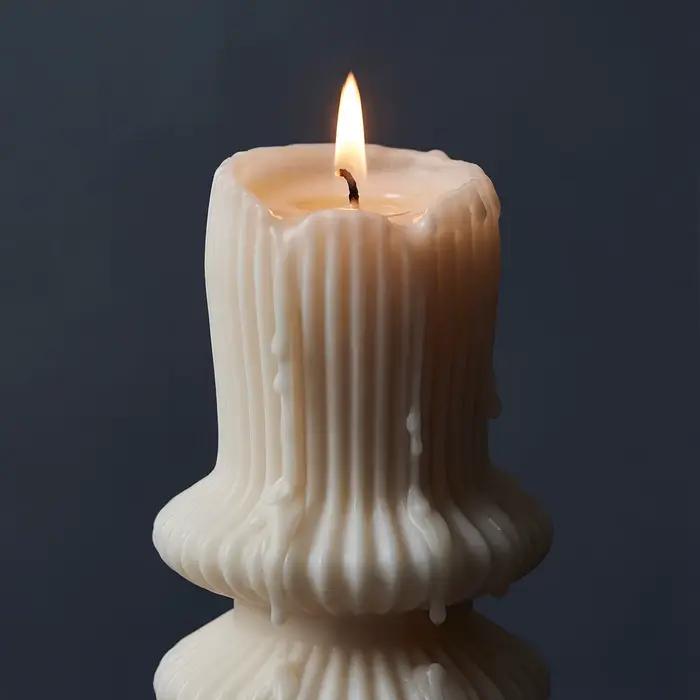 2 bougies piliers sculpturales minimalistes