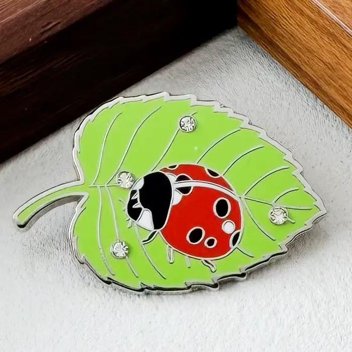 Épinglette Coccinelle sur Feuille Verte en Émail, Badge Goutte de Cristal Exquis, Bijou Animalier Naturel Adorable, Décoration Amusante pour Sac à Dos