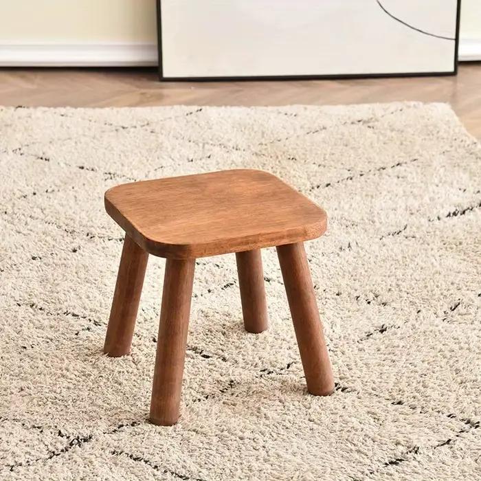 Petit tabouret en bois, bien équilibré, avec une finition en noyer foncé naturel, design simple, adapté à la maison, au bureau ou pour l'exposition de plantes.