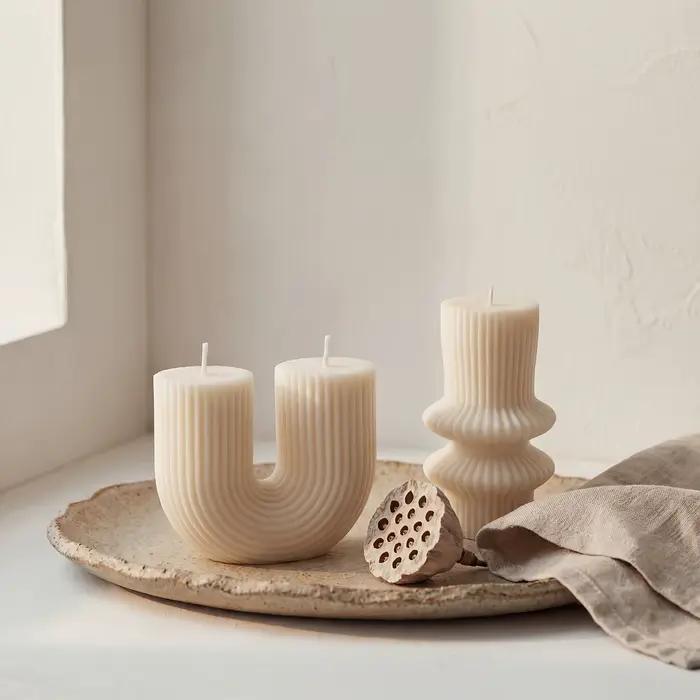 2 bougies piliers sculpturales minimalistes