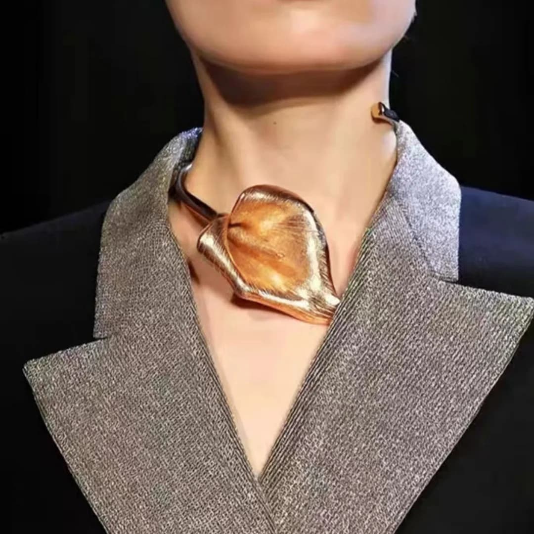 Collier ras du cou ouvert en forme de fleur de lys Calla pour femmes, déclaration rétro française, U