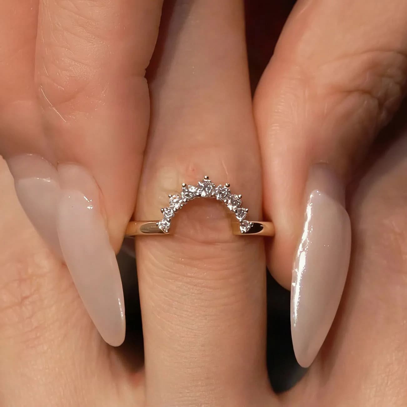 Ensemble élégant et tendance de quatre pièces, bague exquise avec une seule pierre précieuse carrée,