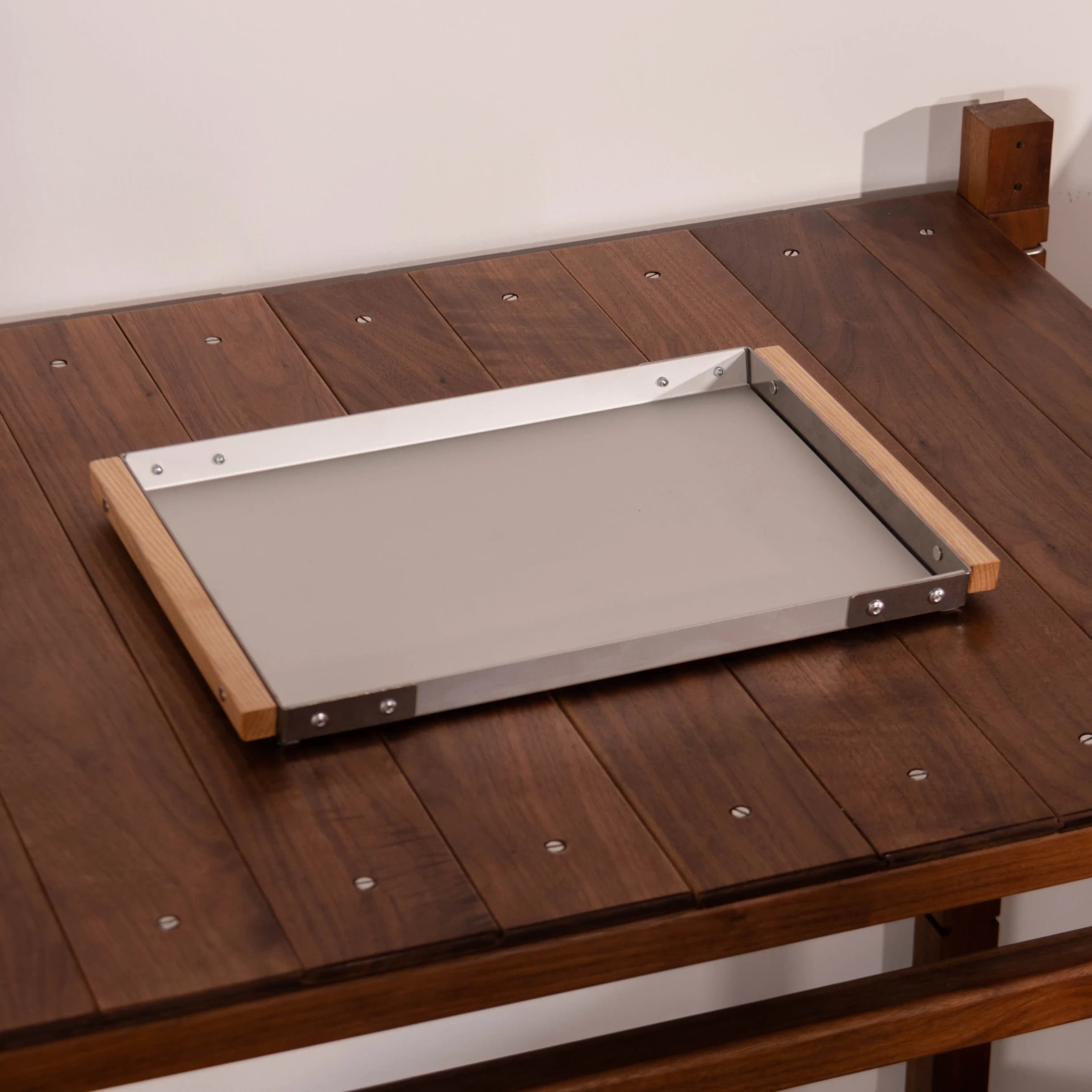 Plateau de service en bois moderne avec accents en acier inoxydable, plateau de décoration polyvalen