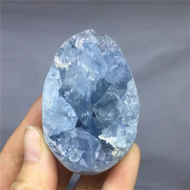 Spécimen d'accompagnement d'œuf de grotte de cristal bleu de cristal naturel