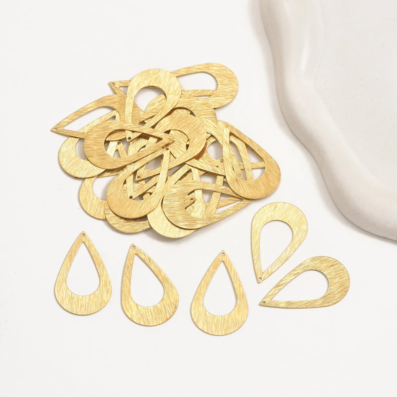 Accessoires de bijoux en laiton, 10 pièces, pendentif géométrique poreux brossé en forme de goutte d