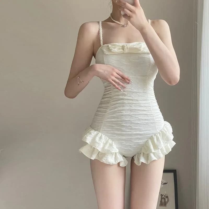 Maillot de bain une pièce blanc élégant avec bretelles perlées, nœud et volants froncés – Tenue de b