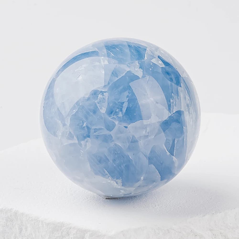 Boule de cristal céleste naturelle, soigneusement polie à la main, Surface lisse, il y a trois coule