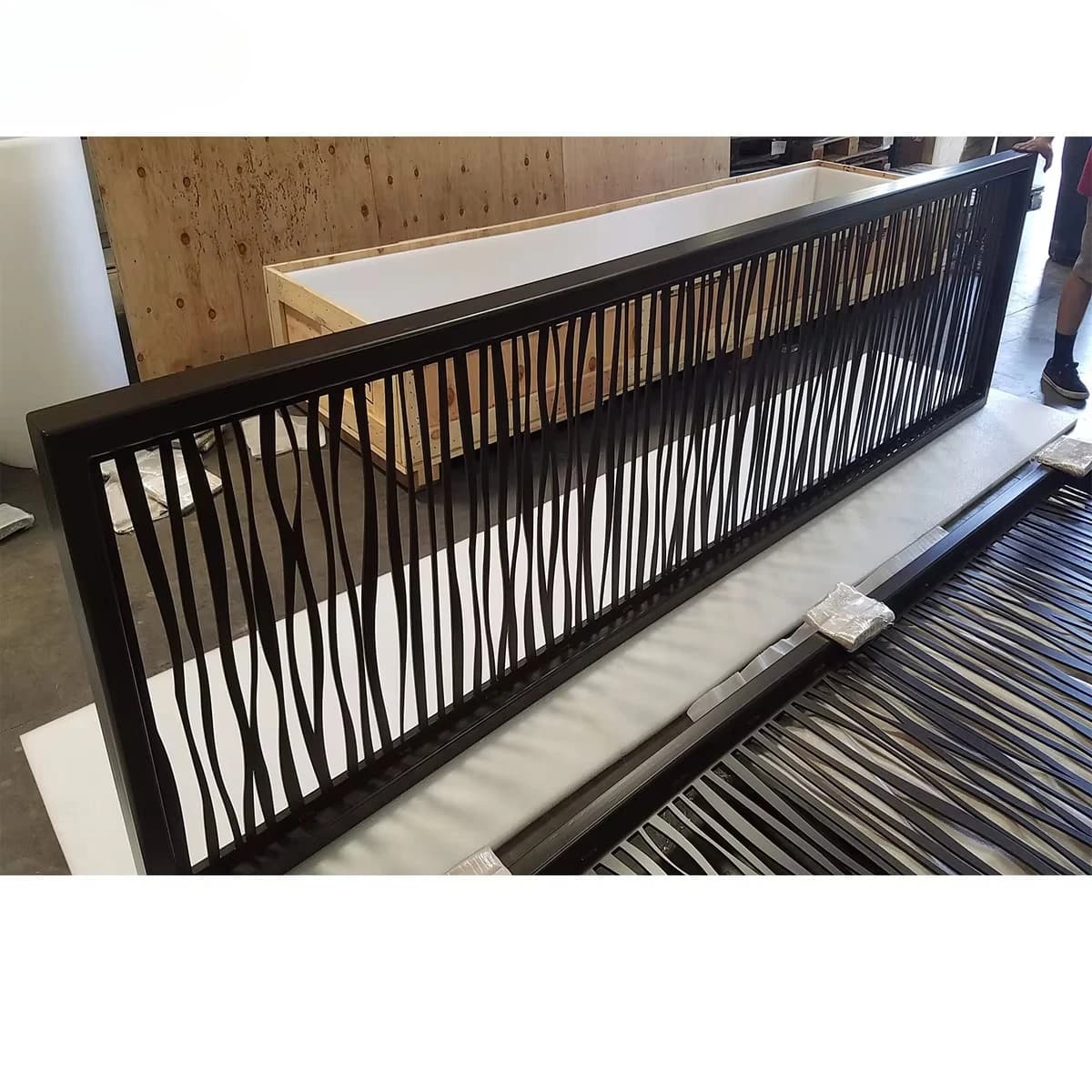 Main pour escaliers et balcon, balustrades noires, vente en gros, design extérieur décoratif, balust