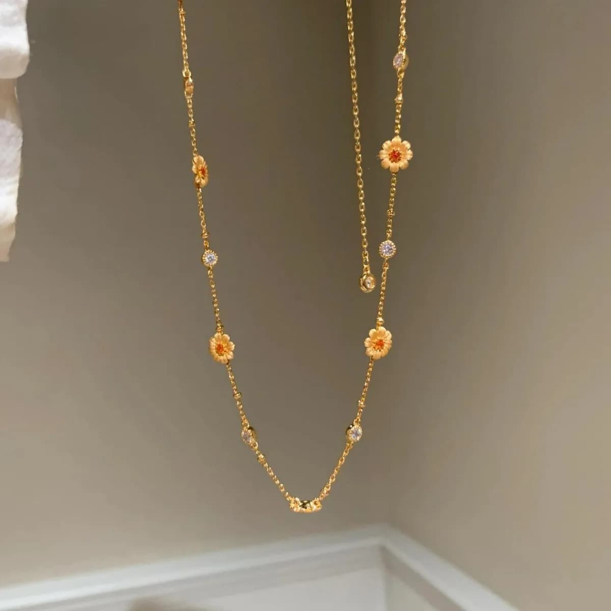 Collier marguerite d'été monocouche, lumière exquise, incrustation de luxe, diamants rouges, pendent