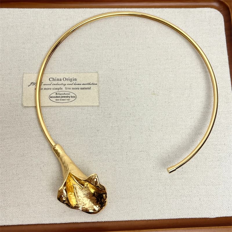 Collier ras du cou Statement Calla Lily en émail pour femme, couleur or, collier torsadé floral élég