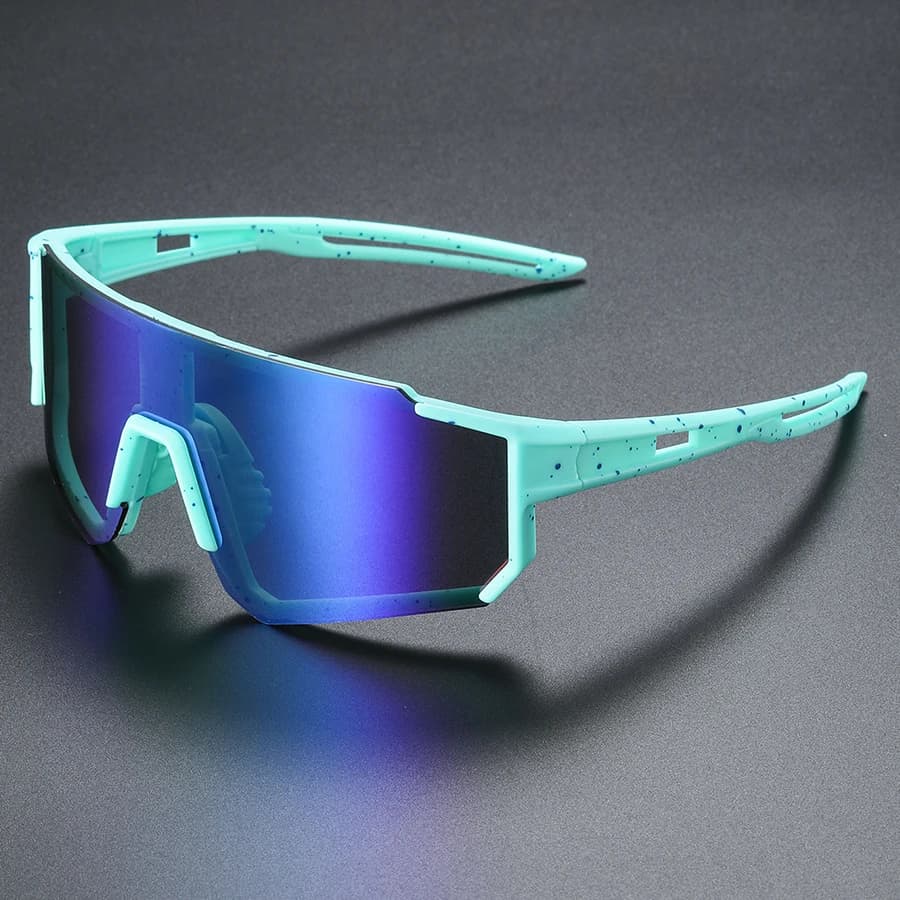 Une paire de lunettes élégantes pour hommes. Lunettes futuristes à grande monture, adaptées aux homm
