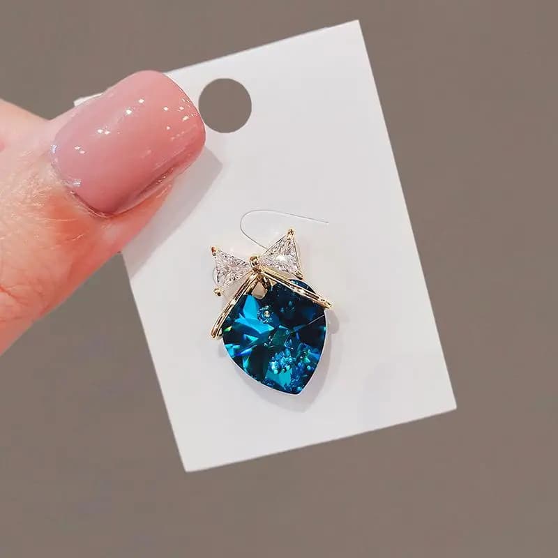 Mode délicat bleu cristal coeur goutte nœud papillon broche pour femmes vêtements manteau accessoire
