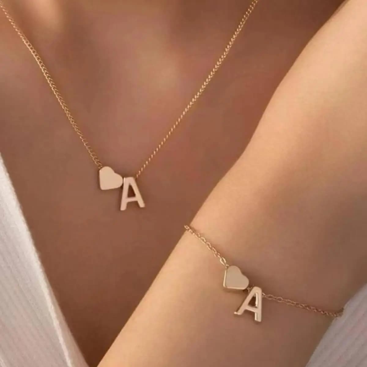 LATS – collier délicat en forme de petit cœur pour femmes, couleur or argent, 26 lettres, ras du cou