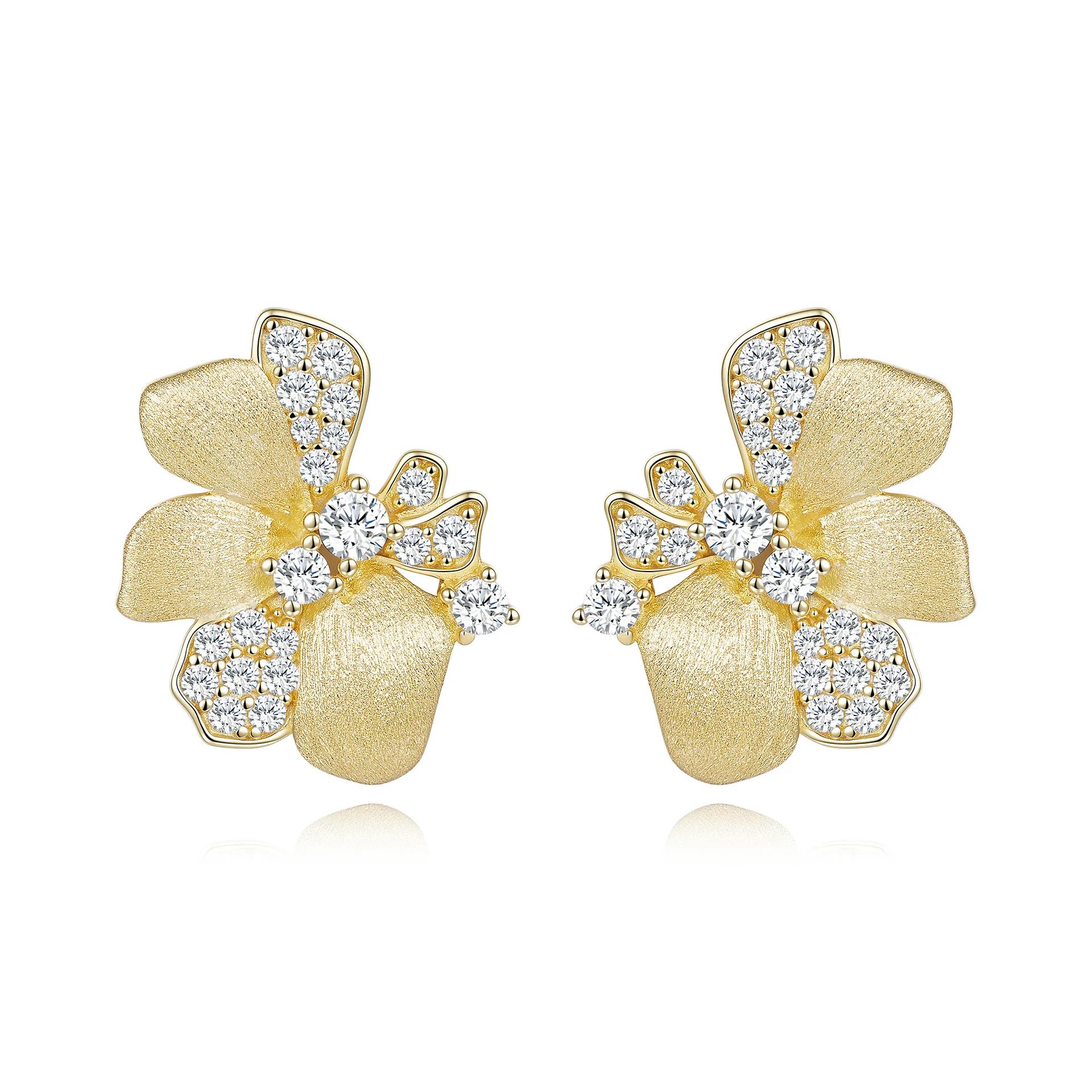 Boucles d'oreilles luxueuses en or 14 carats et moissanite