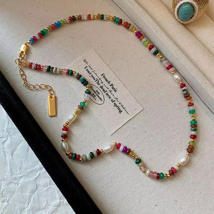 Colliers de perles d'eau douce naturelles en pierre colorée pour femmes