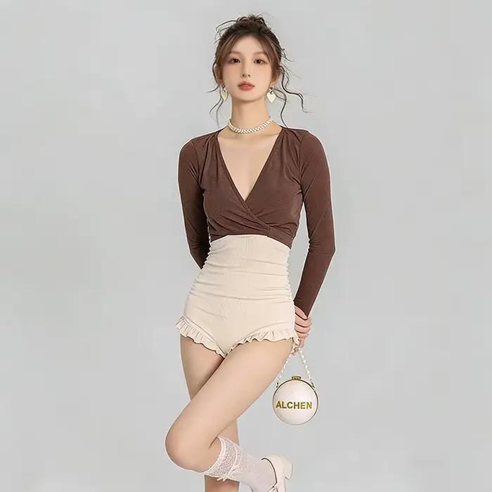 Maillot de bain femme marron beige, col en V, manches longues, ourlet à volants, coupe haute, effet ventre plat, pour l'été et la plage