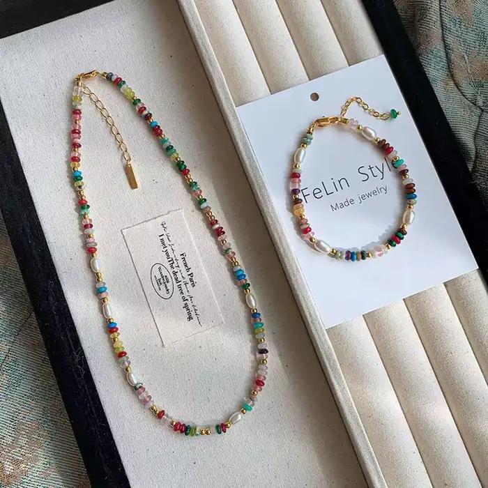 Colliers de perles d'eau douce naturelles en pierre colorée pour femmes